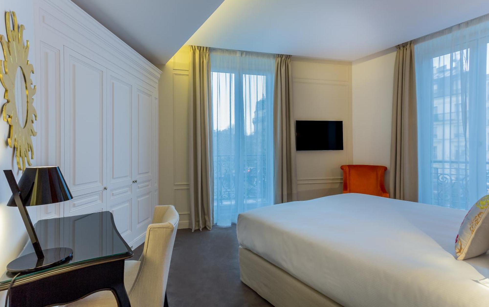 Chambre Double Comtesse – Vue Frontale sur Tour Eiffel