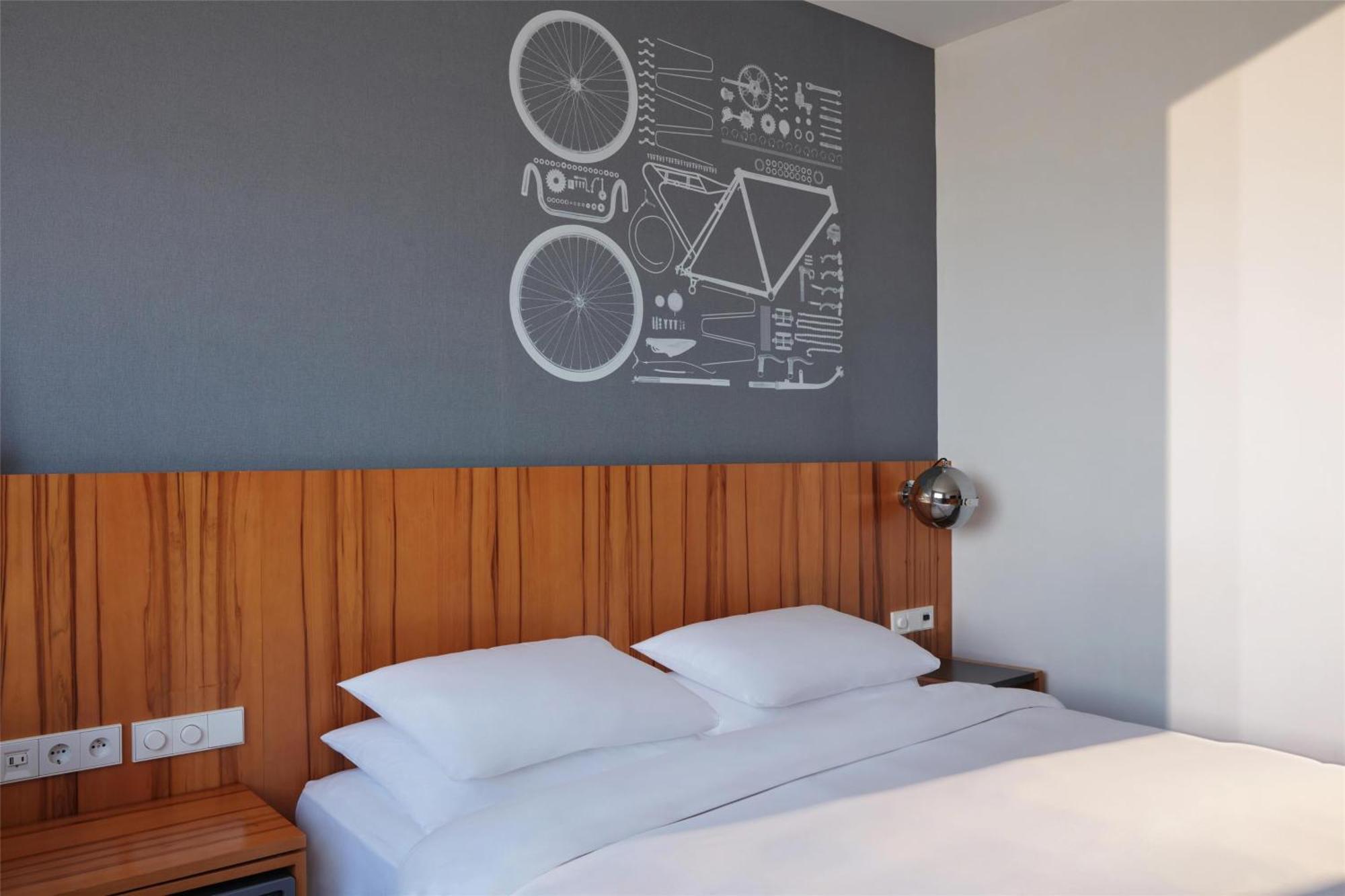 Chambre Lit King-Size Deluxe - Vue sur Montmartre