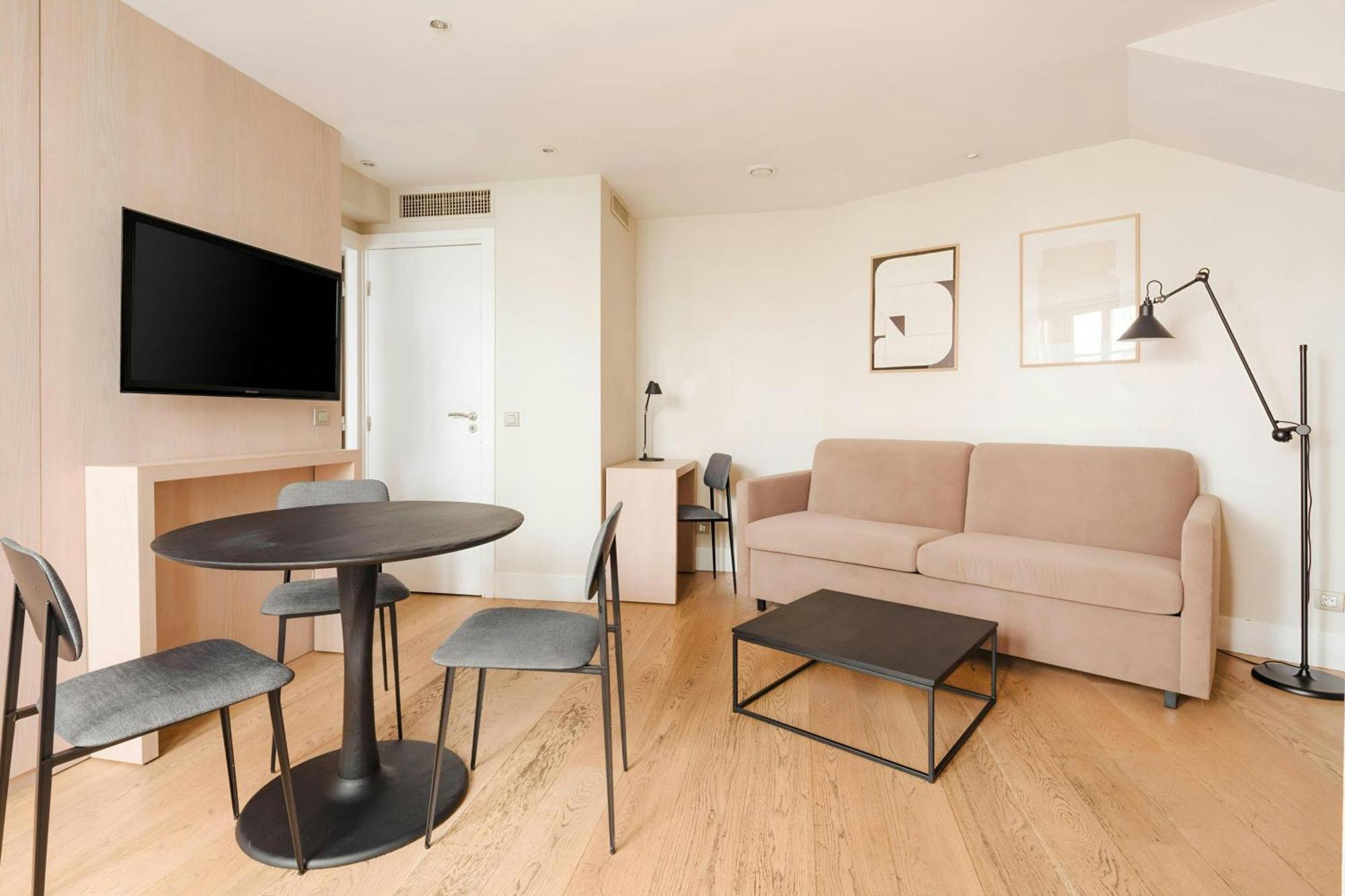Suite avec kitchenette et coin extérieur,1674715692:JPEG