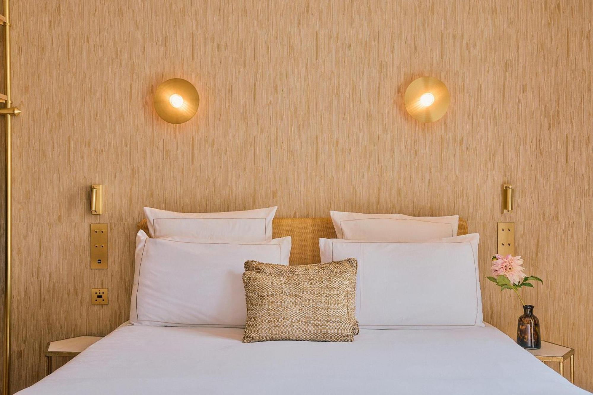 Deluxe Rearside