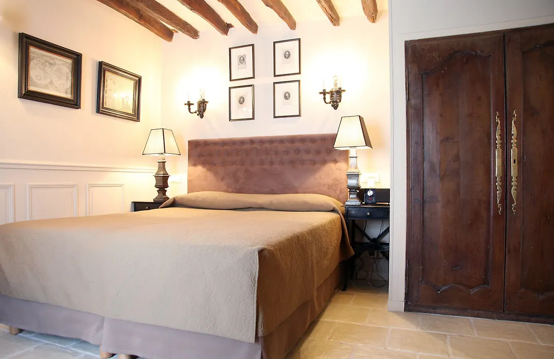 Hotel Saint-Louis en L'Isle-1