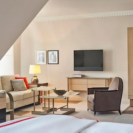Hôtel Plaza Athénée - Dorchester Collection-2
