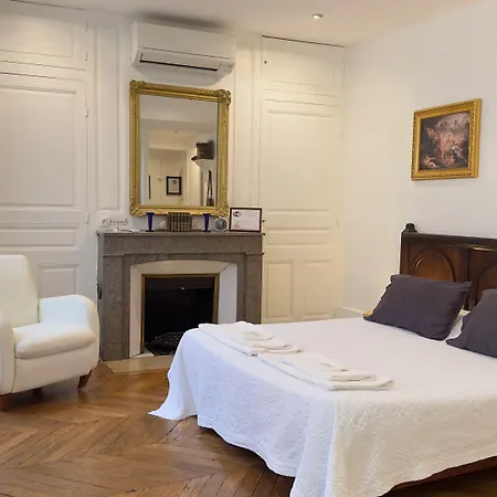 Chambre de charme au coeur du vieux Valence - Confort&Calme-3