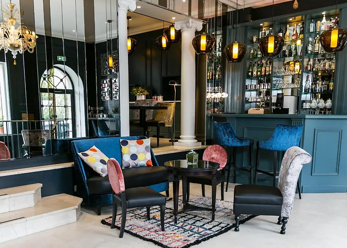 Hotel de Neuville Arc de Triomphe Paris